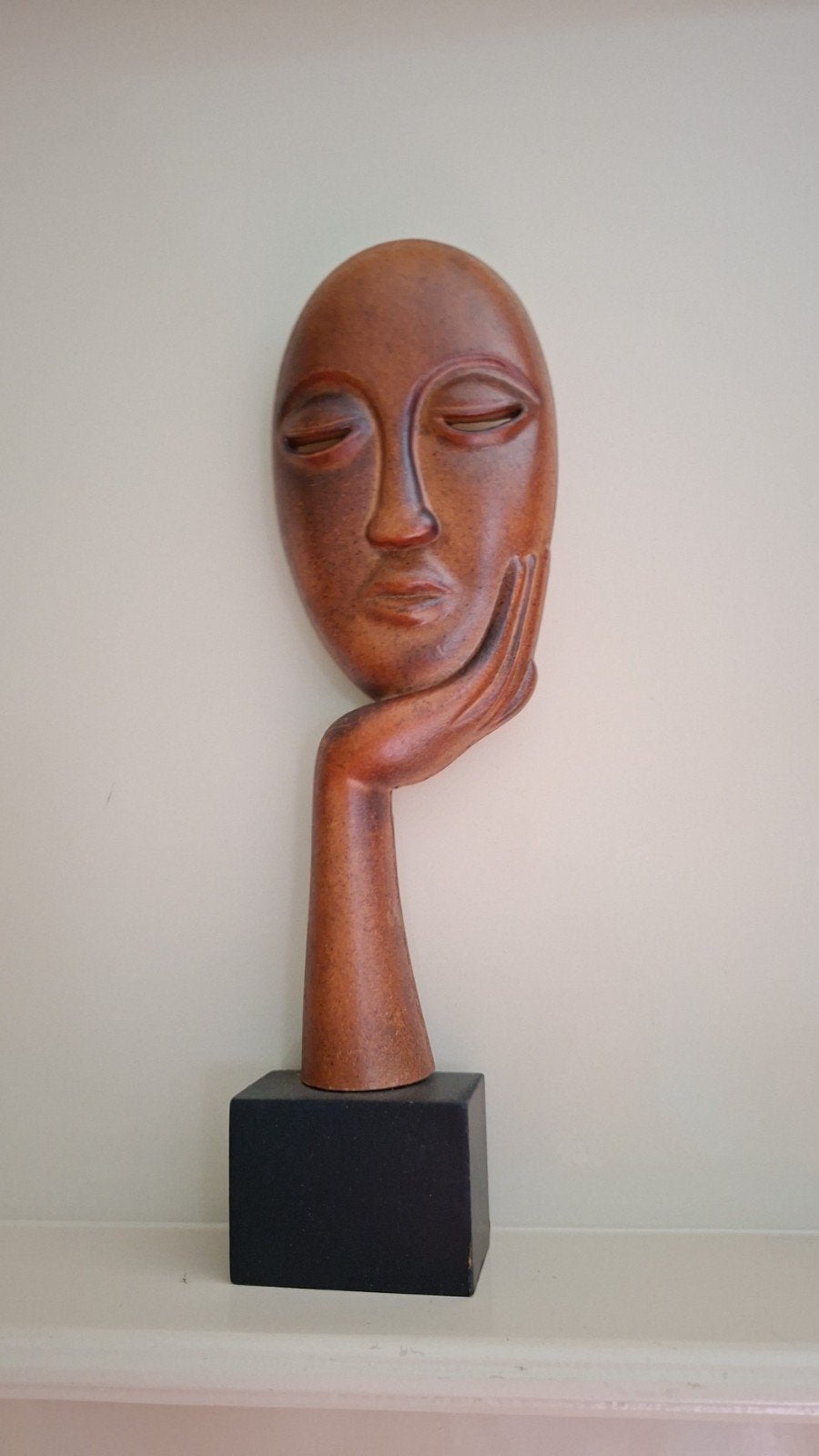 Houten sculptuur van een gezicht op sokkel, Ophalen