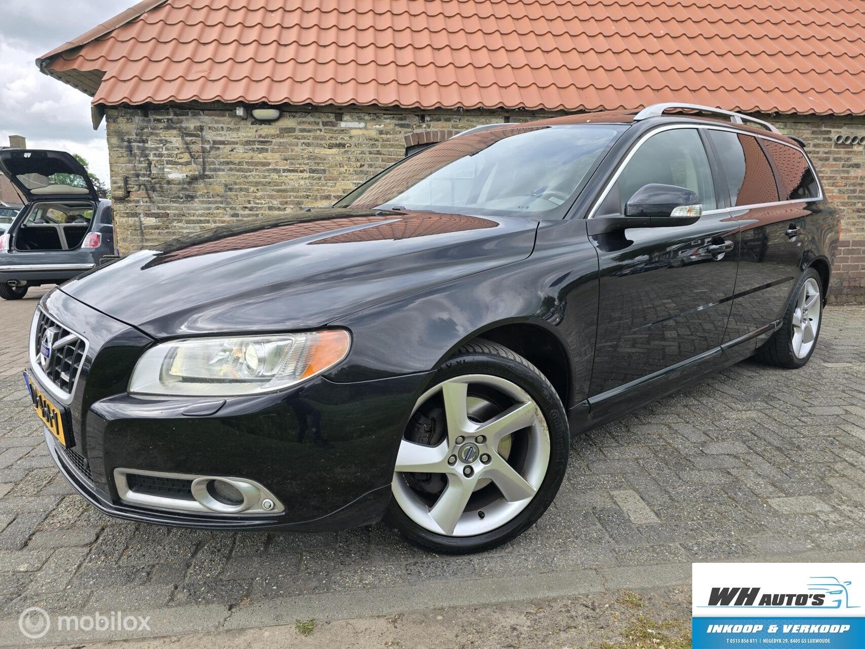 Volvo V70 2.4 D5 R design | Open dak | Trekhaak, Voorwielaandrijving, 15 km/l, Zwart, 168 €/maand