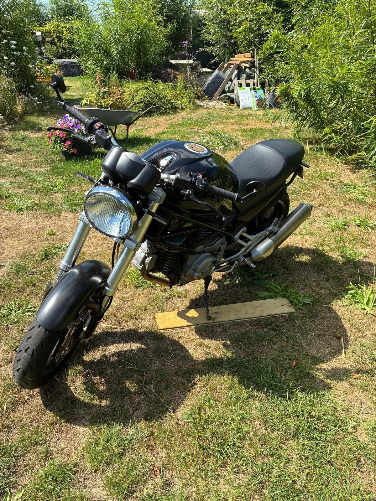 Ducati Monster Dark 600 2001.  En mijn Triump Tiger 900 '98., 2 cilinders, Occasion, Motorrijbewijs A, Particulier