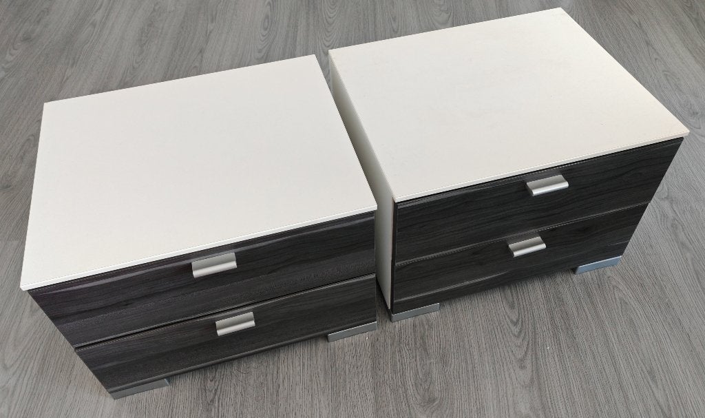 2 Nachtkastjes / Bedside Cabinets – Wit met Donker Hout, Ophalen, Gebruikt, 45 tot 65 cm, Minder dan 55 cm