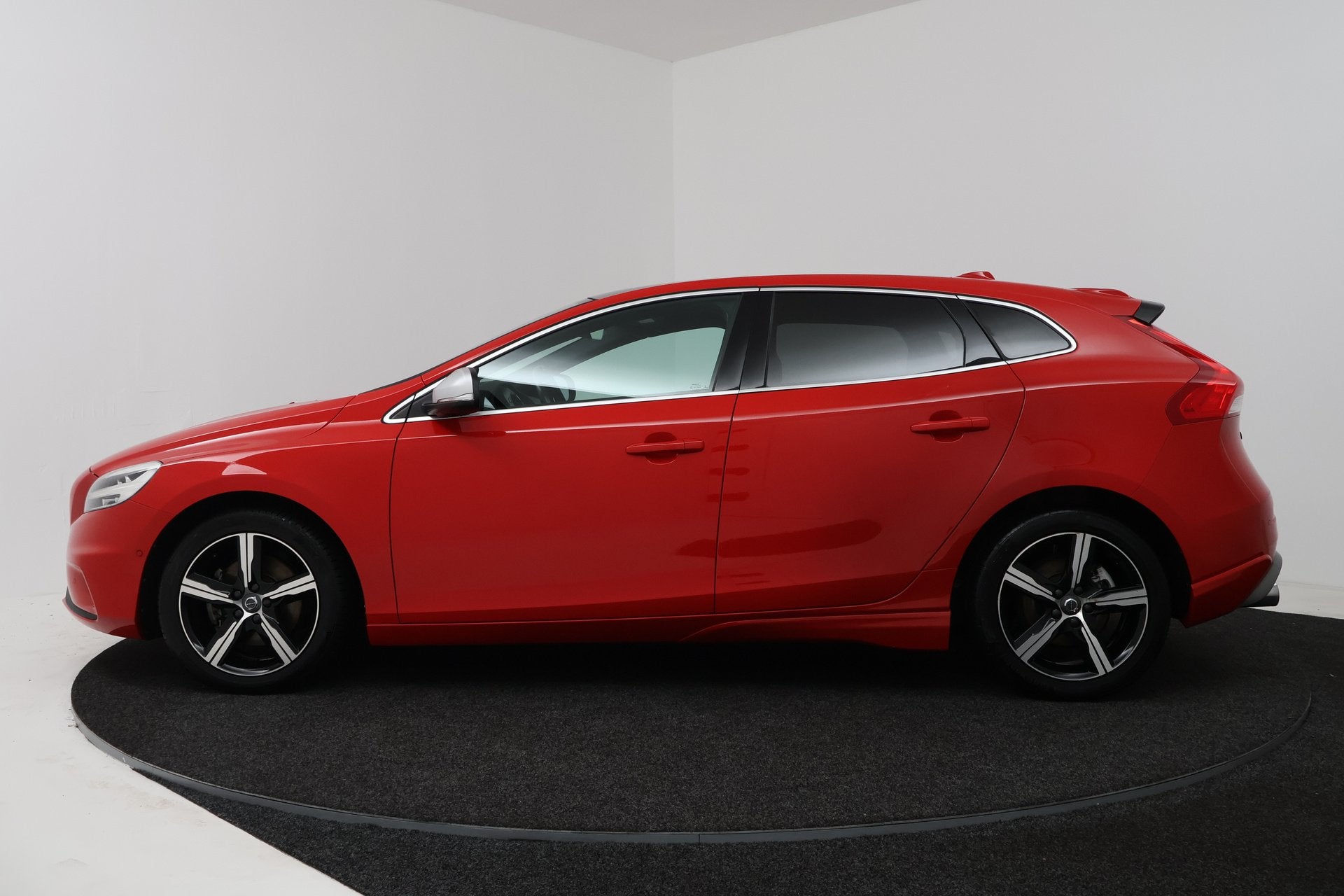 Volvo V40 2.0 T4 Business Sport (STOELVERWARMING, CRUISE CON, Auto's, Voorwielaandrijving, Gebruikt, Verwarmde buitenspiegels