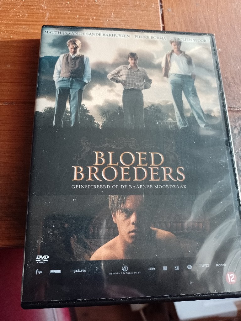 Bloedbroeders, Vanaf 12 jaar, Ophalen of Verzenden, Zo goed als nieuw, Overige genres