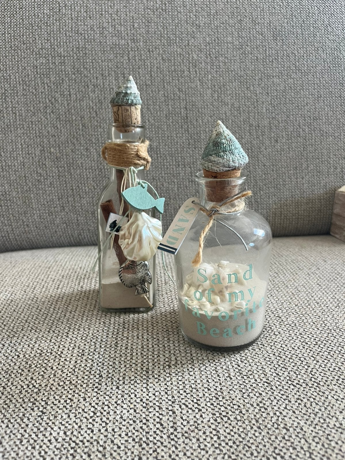 Te koop: 2 glazen flesjes met zand/schelpen/vissen/deco, Meerkleurig, Nieuw, Ophalen of Verzenden, Landelijk
