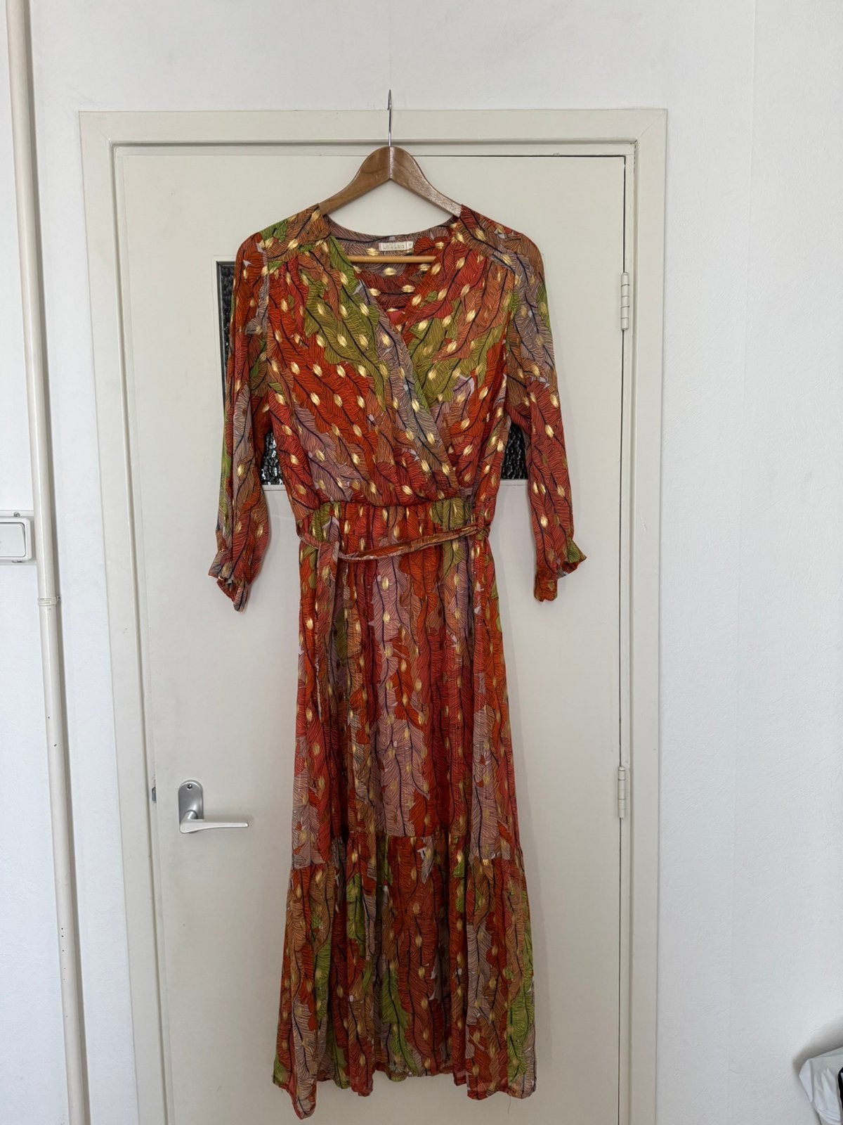 Lili & Lala Maxi Jurk met Bladprint en Gouden Details, Oranje, Ophalen of Verzenden, Zo goed als nieuw, Maat 36 (S)