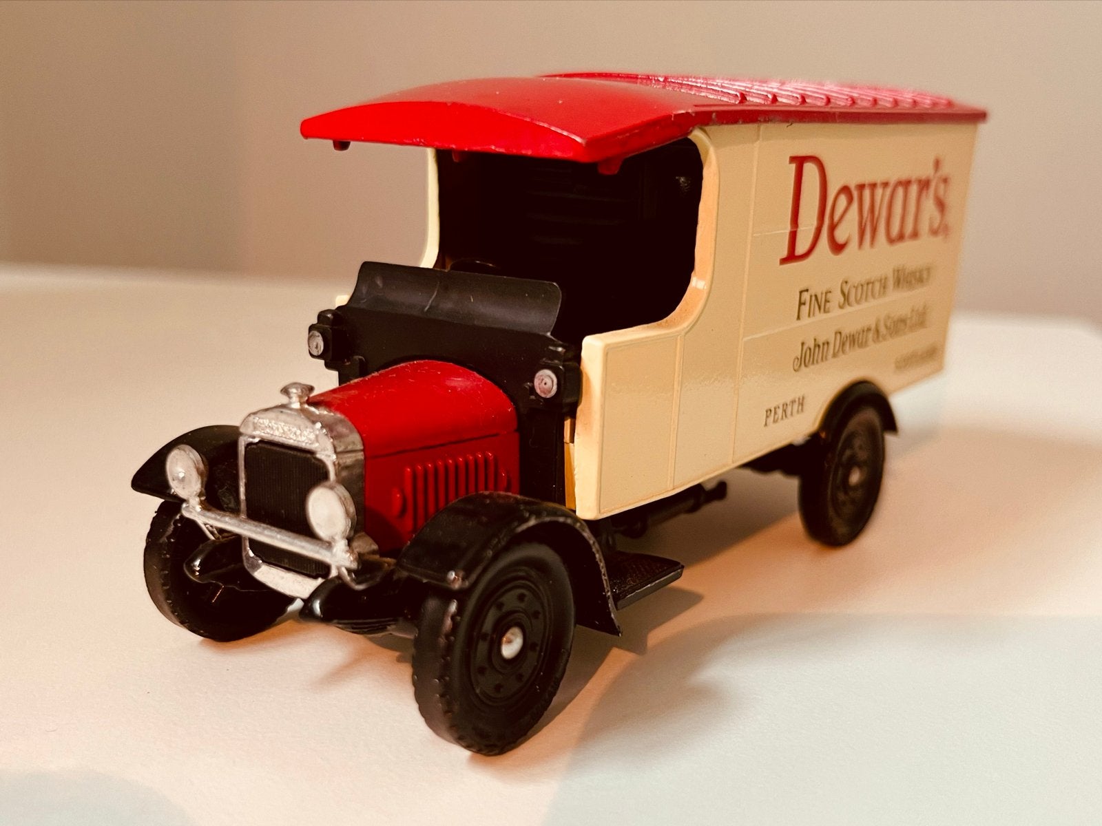Corgi Van "Dewar's Whisky" 1:43, Ophalen of Verzenden, Zo goed als nieuw, Bus of Vrachtwagen, Corgi