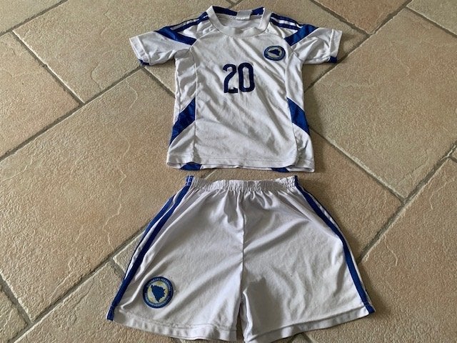 Voetbal shirt en broek maat 122/128 Bosnie en Herzegovina, Ophalen of Verzenden, Gebruikt, Jongen of Meisje, Setje