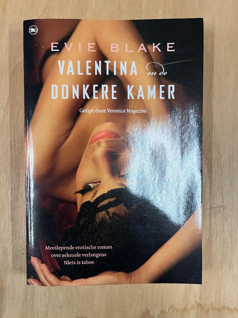 boek:  Valentina en de donkere kamer, Evie Blake, Boeken, Ophalen of Verzenden, Zo goed als nieuw, Evie Blake, Europa overig