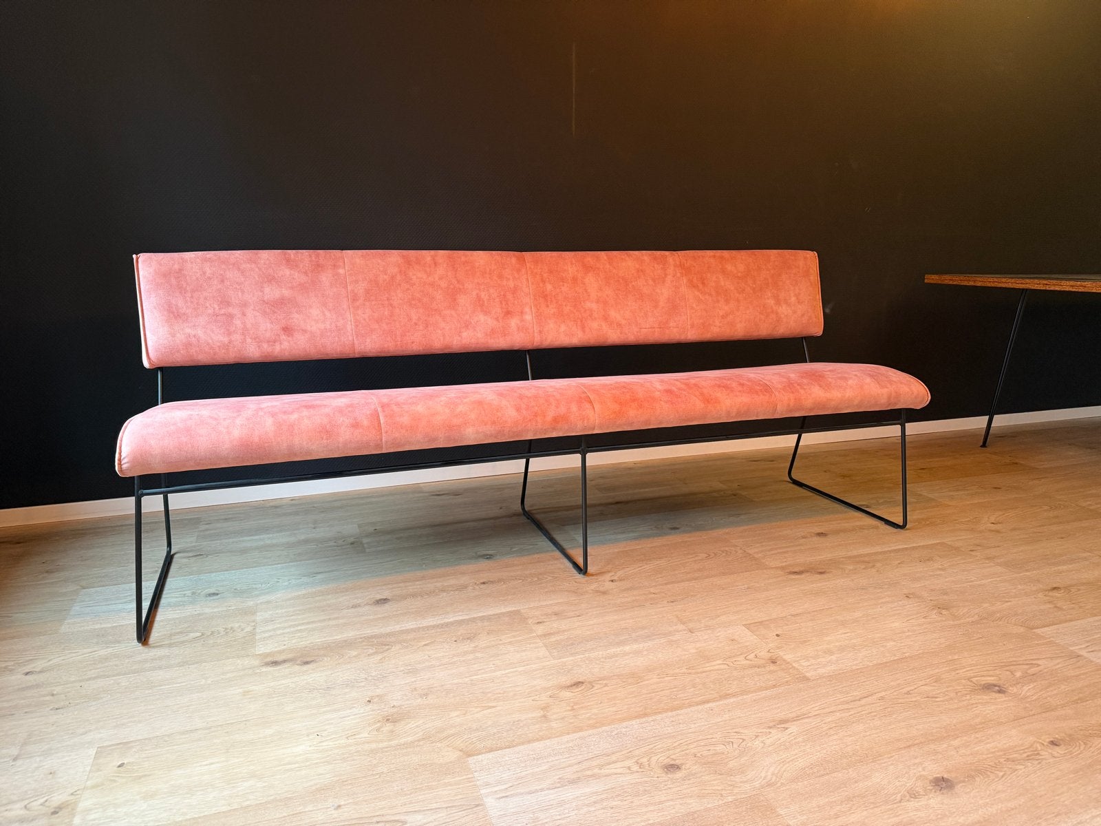 Mooie oudroze fluwelen eetkamerbank met metalen onderstel, Ophalen, Minder dan 75 cm, Zo goed als nieuw, Metaal