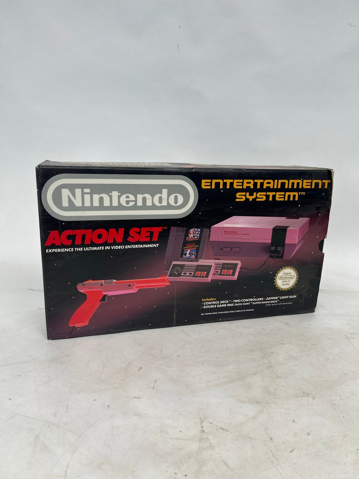 Nintendo NES Action Set Compleet in Doos met Zapper en spel, Ophalen of Verzenden, Gebruikt, Met 2 controllers, Met games