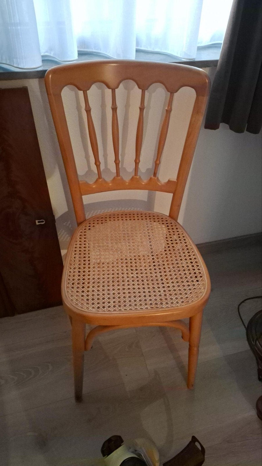 Klassieke houten stoel met rieten zitting, Huis en Inrichting, Stoelen, Ophalen, Gebruikt, Bruin, Klassiek