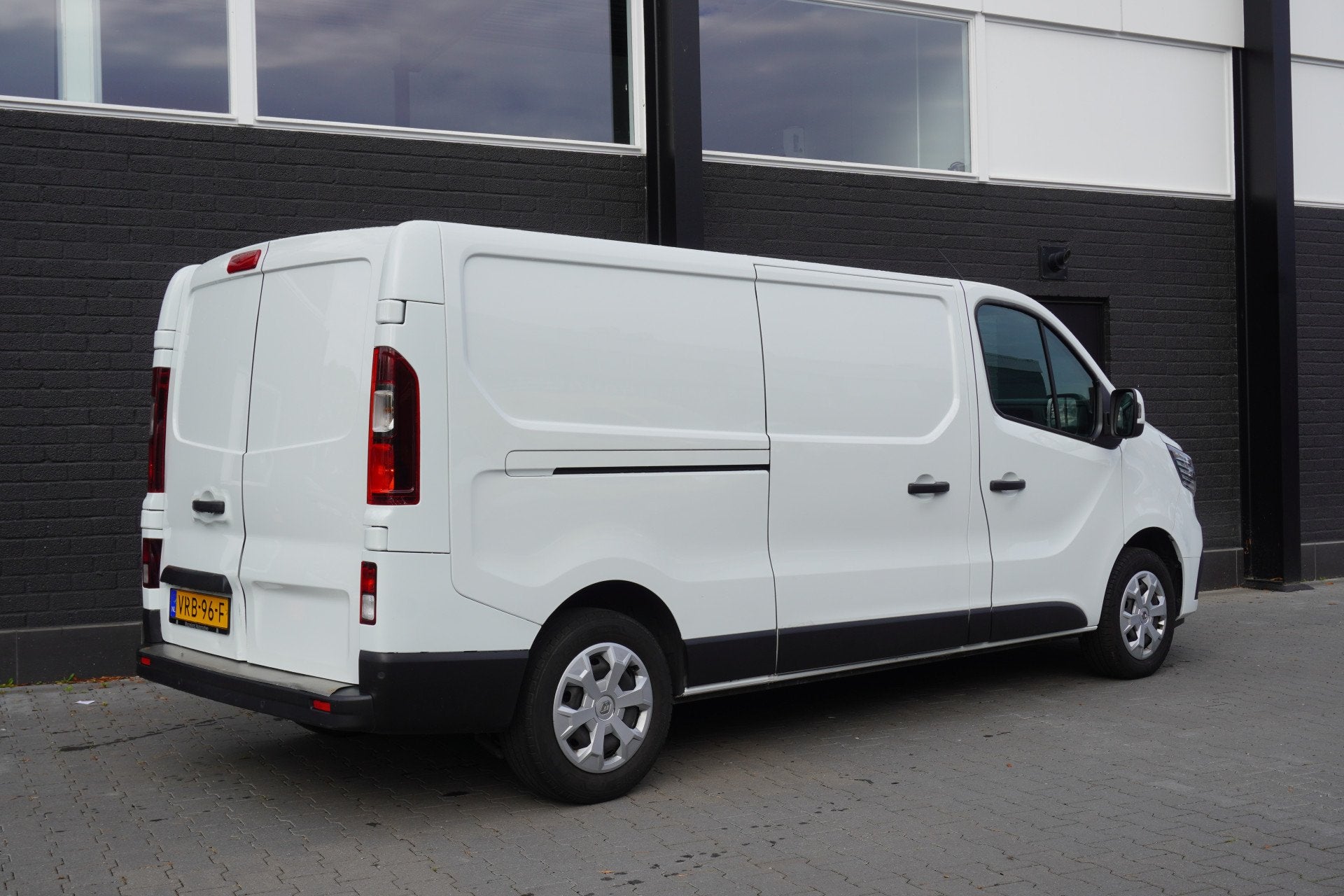 Renault Trafic 2.0 dCi 110PK L2 EURO 6 - Airco - Navi - Crui, Voorwielaandrijving, Stof, Gebruikt, 4 cilinders