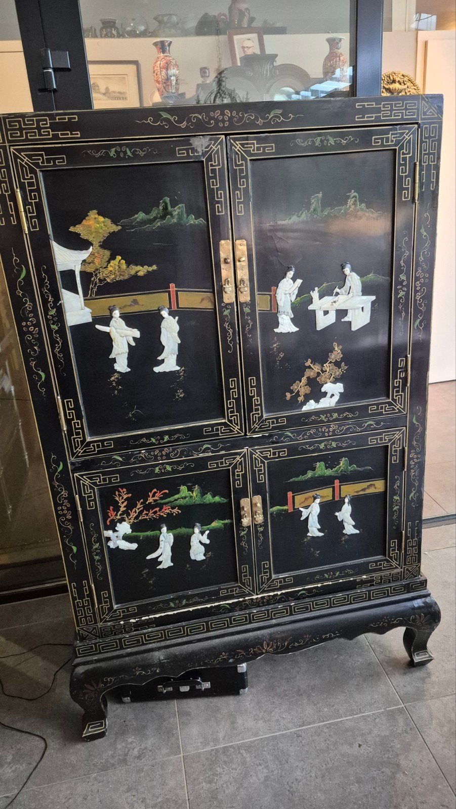 Rijk versierde Chinese kast met parelmoer inleg, Antiek en Kunst, Ophalen