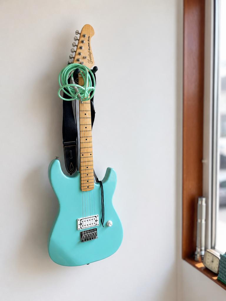 Turquoise elektrische gitaar met versterkerkabel, Muziek en Instrumenten, Snaarinstrumenten | Gitaren | Bas, Ophalen of Verzenden