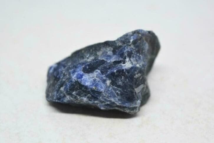 Ruwe Sodaliet - 16,5 gram, Verzamelen, Mineralen en Fossielen, Ophalen of Verzenden, Mineraal