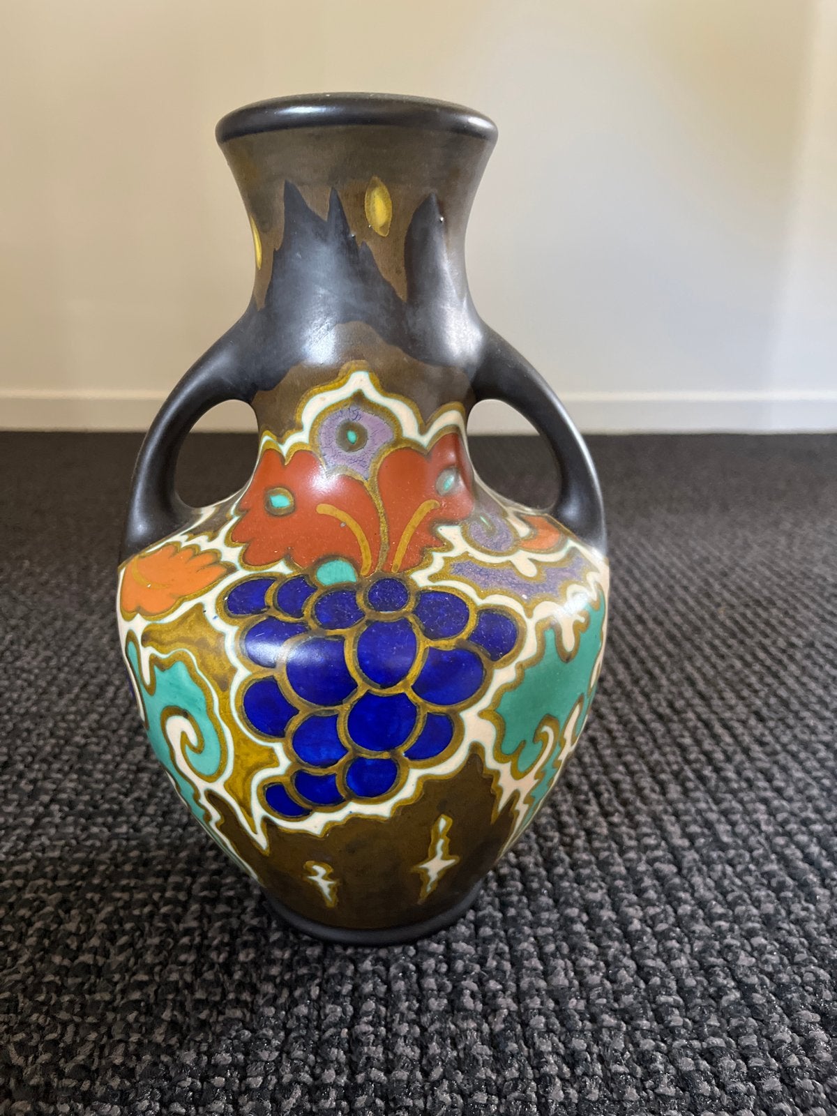 Prachtig Plateel Vaasje met Handvatten en Druivenmotief, Antiek en Kunst, Ophalen of Verzenden