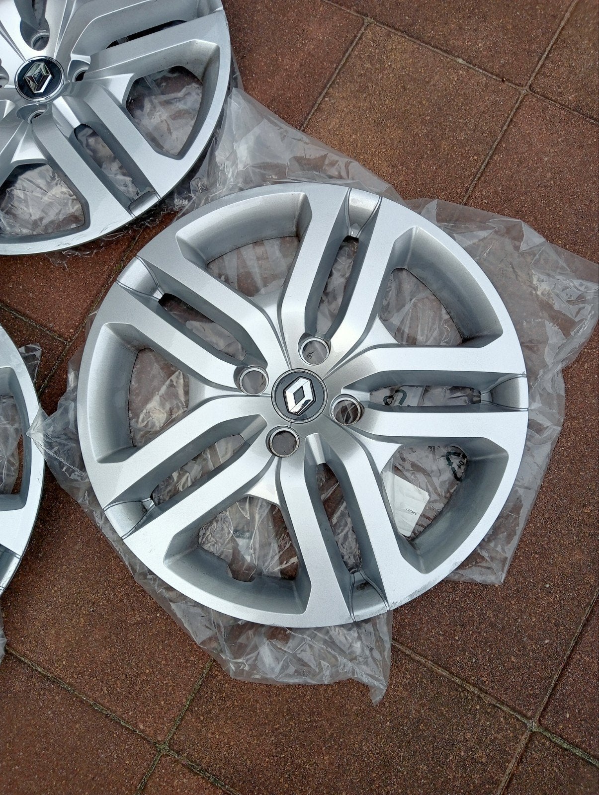 Renault Clio wieldoppen, 16 inch  3 stuks, Ophalen, Gebruikt