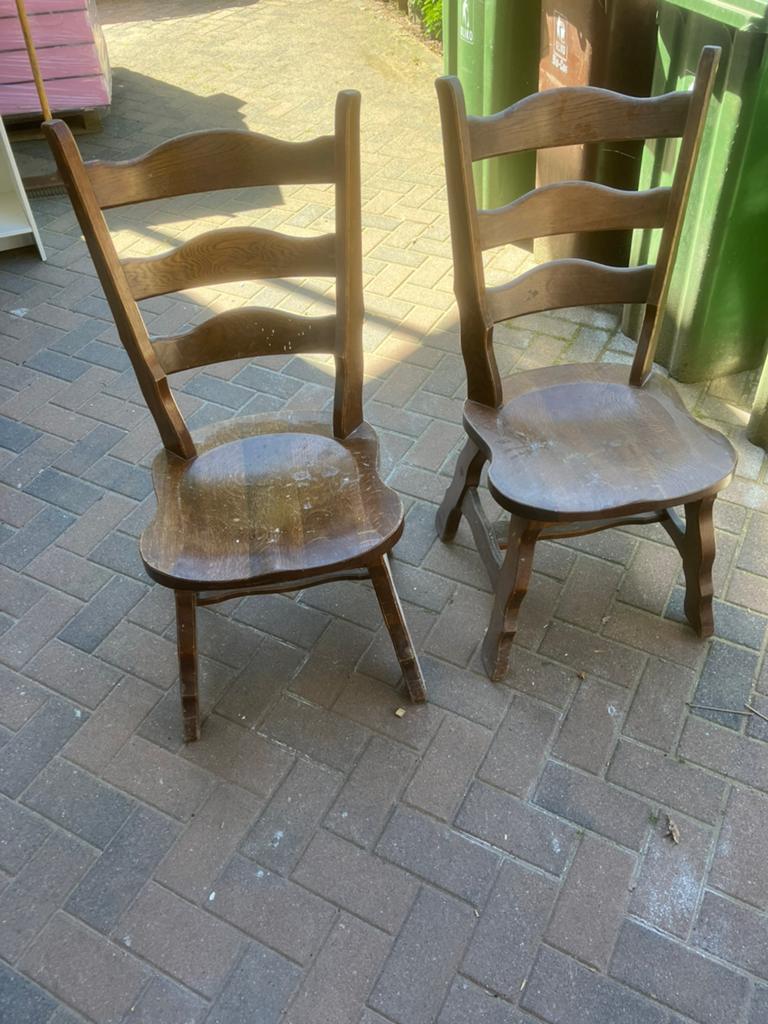 Stevige houten stoelen, Ophalen, Gebruikt, Twee, Bruin