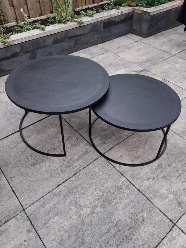 2 grote zwarte metalen salontafels van Goossens., Huis en Inrichting, Tafels | Salontafels, Ophalen, 50 tot 100 cm, Rond, 50 tot 100 cm