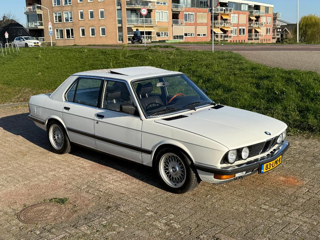 BMW 5-Serie e28 520i alpinweiss handgeschakeld belastingvrij, Zwart, 1192 kg, Wit, Handgeschakeld