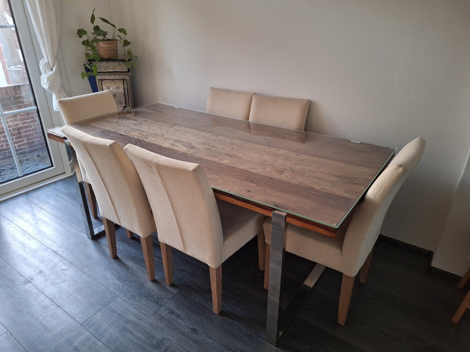 Richmond Maddox hout eettafel glasplaat metalen poten, Huis en Inrichting, Complete eetkamers, Zo goed als nieuw, 4 tot 6 stoelen