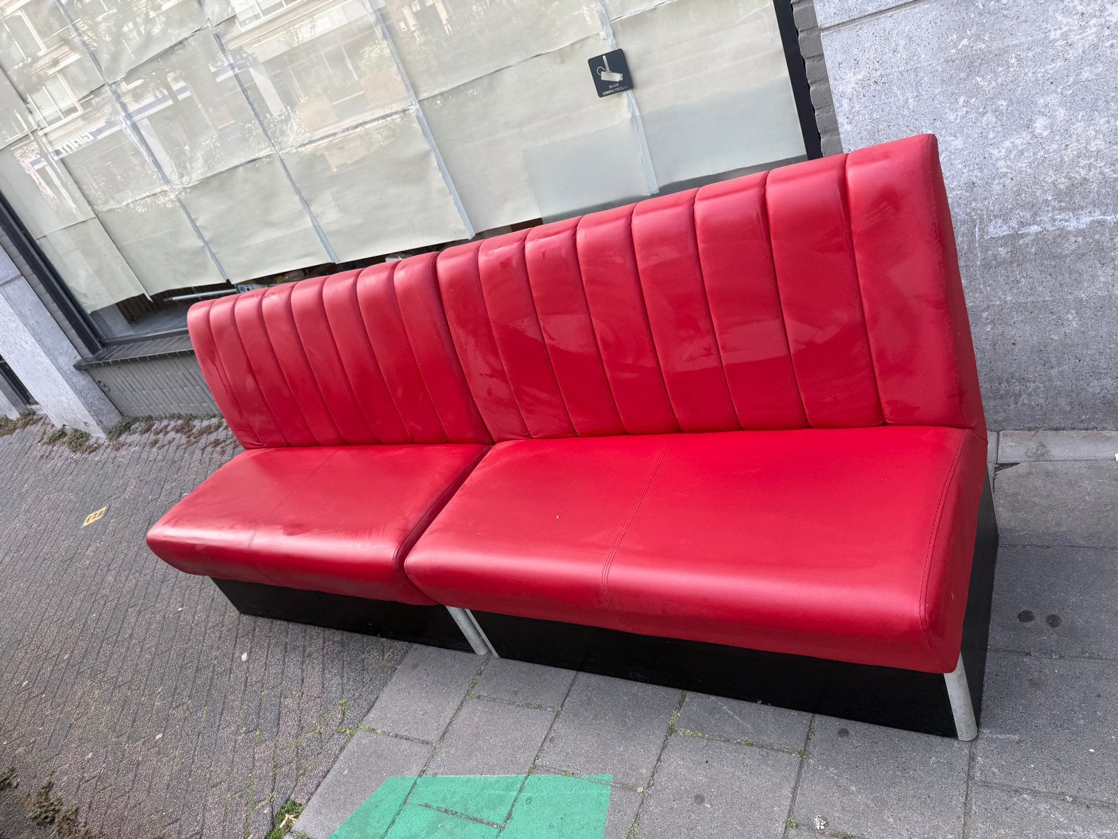 Rode bank voor horeca of wachtruimte een bank licht schade, Kunststof, Gebruikt, 150 tot 200 cm, Driepersoons
