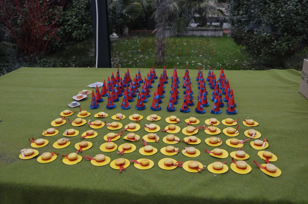 Oud decoratie materiaal: 115 hoedjes 57 feesthoedjes karton, Ophalen of Verzenden