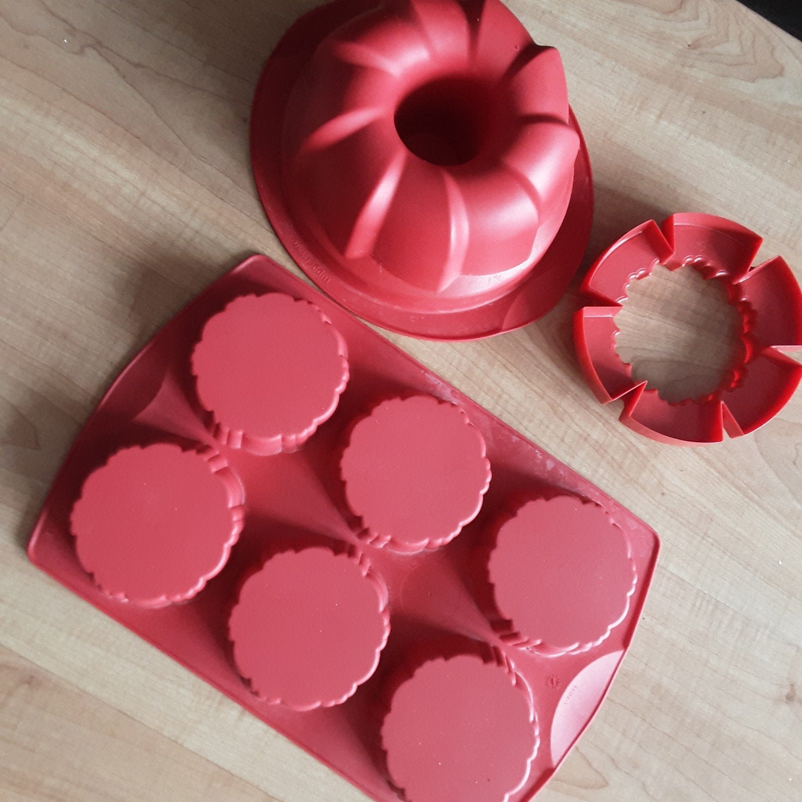 Tupperware Tiara, siliconen bakvorm, recept en taartschep, Ophalen of Verzenden, Zo goed als nieuw, Rood, Overige typen