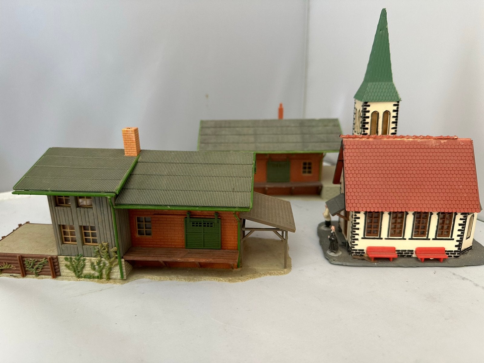 Modelspoorbaan Gebouwen Set:Goederenloods & Kerk, Overige merken, Gebruikt, Gelijkstroom of Wisselstroom, Brug, Tunnel of Gebouw