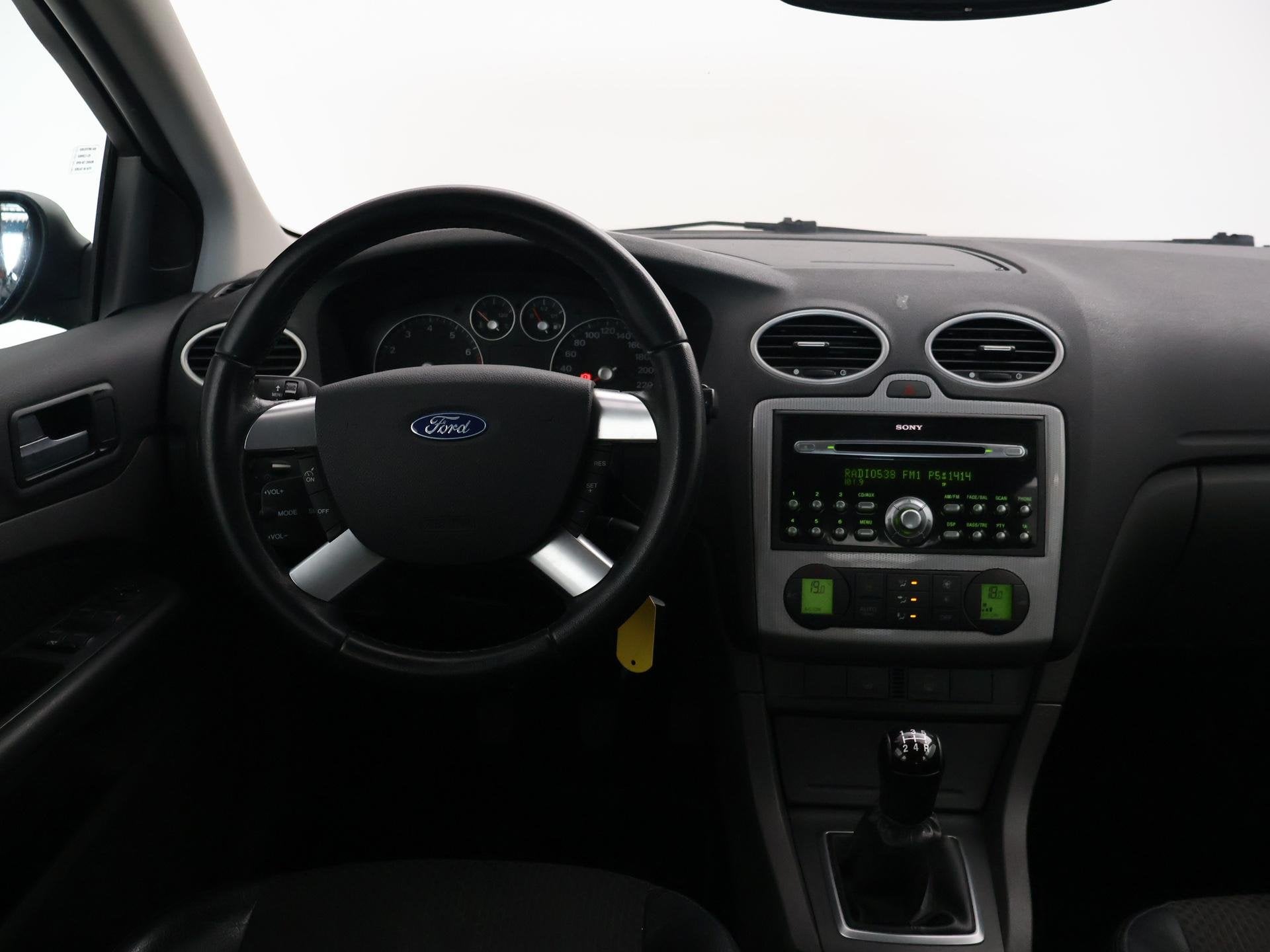 Ford Focus 1.6-16V TITANIUM + TREKHAAK | CLIMATE CONTROL | C, 1596 cc, 4 cilinders, Zwart, Origineel Nederlands