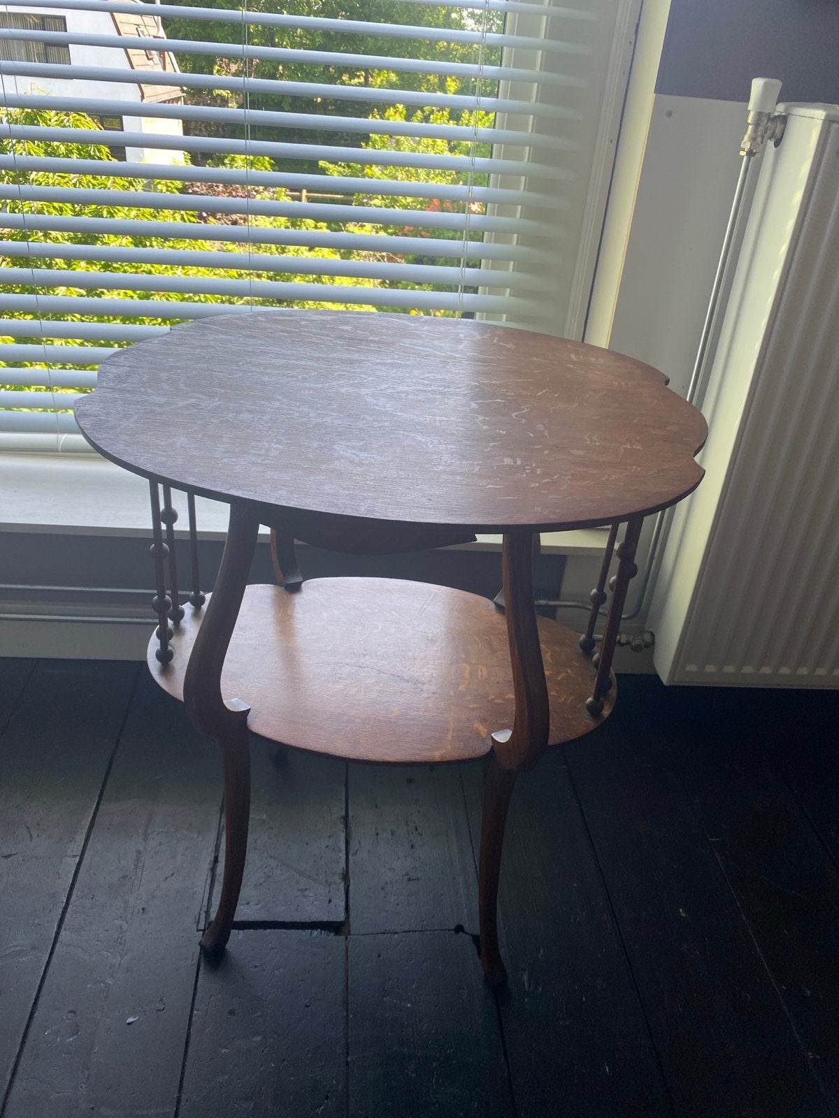 Antieke houten bijzettafel met twee niveaus, Ophalen