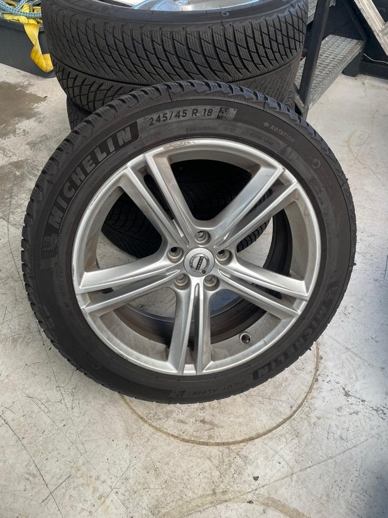 Winterbanden  (245/45/18 inch) met velgen Volvo, Ophalen, 18 inch, Banden en Velgen, Winterbanden