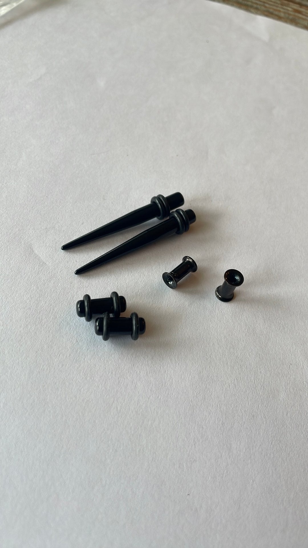 Zwart stretch set met tunnels en plugs (4mm), Ophalen of Verzenden, Zo goed als nieuw, Overige materialen, Oor- of Traguspiercing