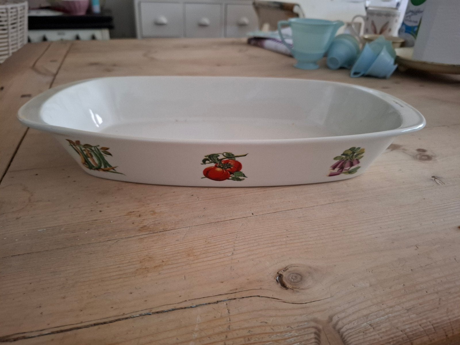 Ovenschaal Blue Band met groente decor - 36 cm, Huis en Inrichting, Keuken | Servies, Gebruikt, Overige merken, Keramiek, Landelijk/Boerenbont