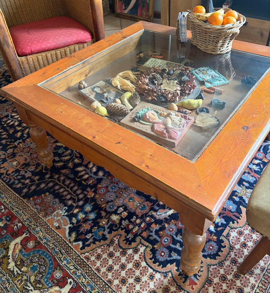 Klassieke houten vitrine-salontafel met een glazen bovenblad, Huis en Inrichting, Ophalen, Gebruikt, 50 tot 100 cm, Klassiek