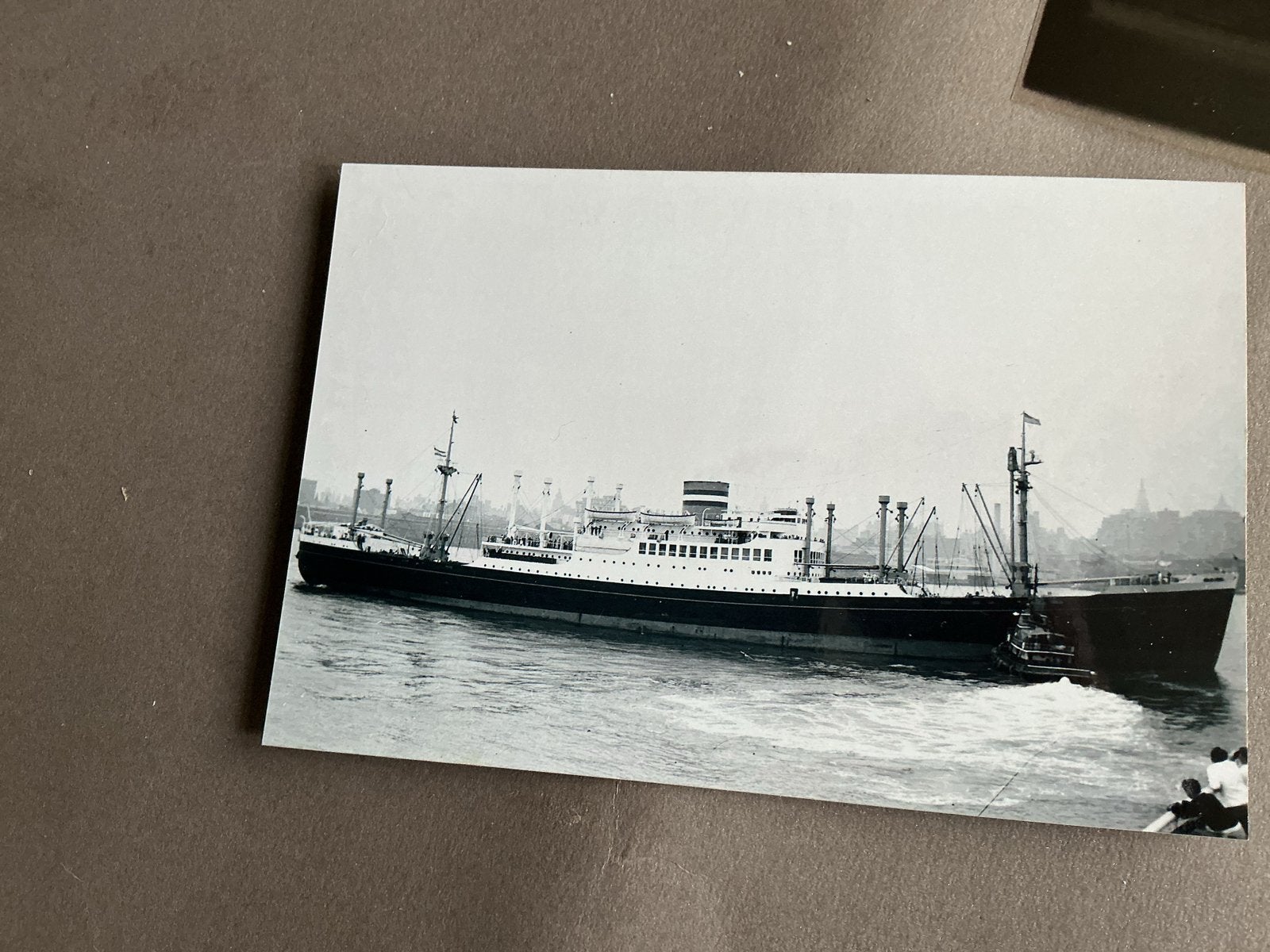 Zwart-wit foto van een groot schip, mogelijk uit de jaren 50, Verzamelen, Verzenden, Gebruikt, Kaart, Foto of Prent