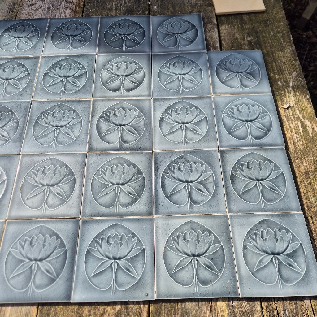 34 warmgrijze antieke wandtegels met lotus waterlelie, Ophalen