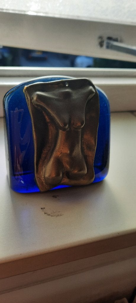 Bronzen torso op blauw glazen blok, Minder dan 20 cm, Ophalen of Verzenden, Beeld, Abstract