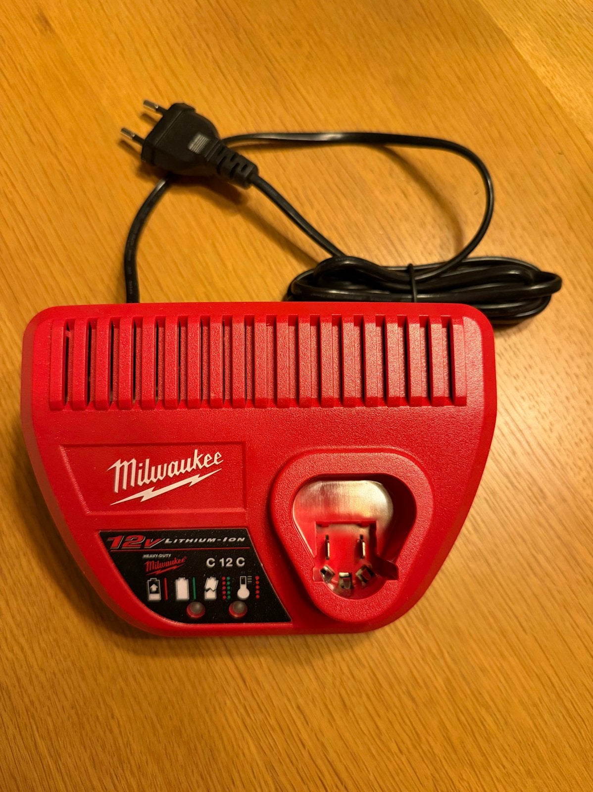 Milwaukee C12 C Acculader 12V Lithium-Ion, Ophalen of Verzenden, Nieuw