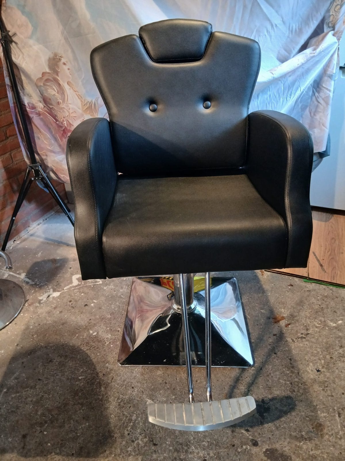 Zwarte kappersstoel met hydraulische pomp en voetensteun, Kunststof, Gebruikt, Zwart, Ophalen of Verzenden