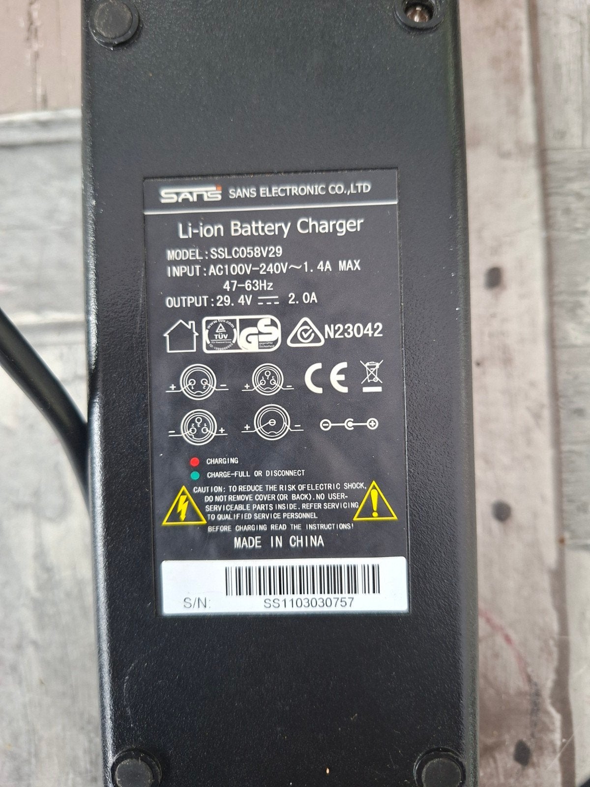 SANS Li-ion Acculader 29.4V 2.0A (Model SSL058V29), Fietsen en Brommers, Fietsaccessoires | Fietsaccu's, Zo goed als nieuw, Ophalen of Verzenden