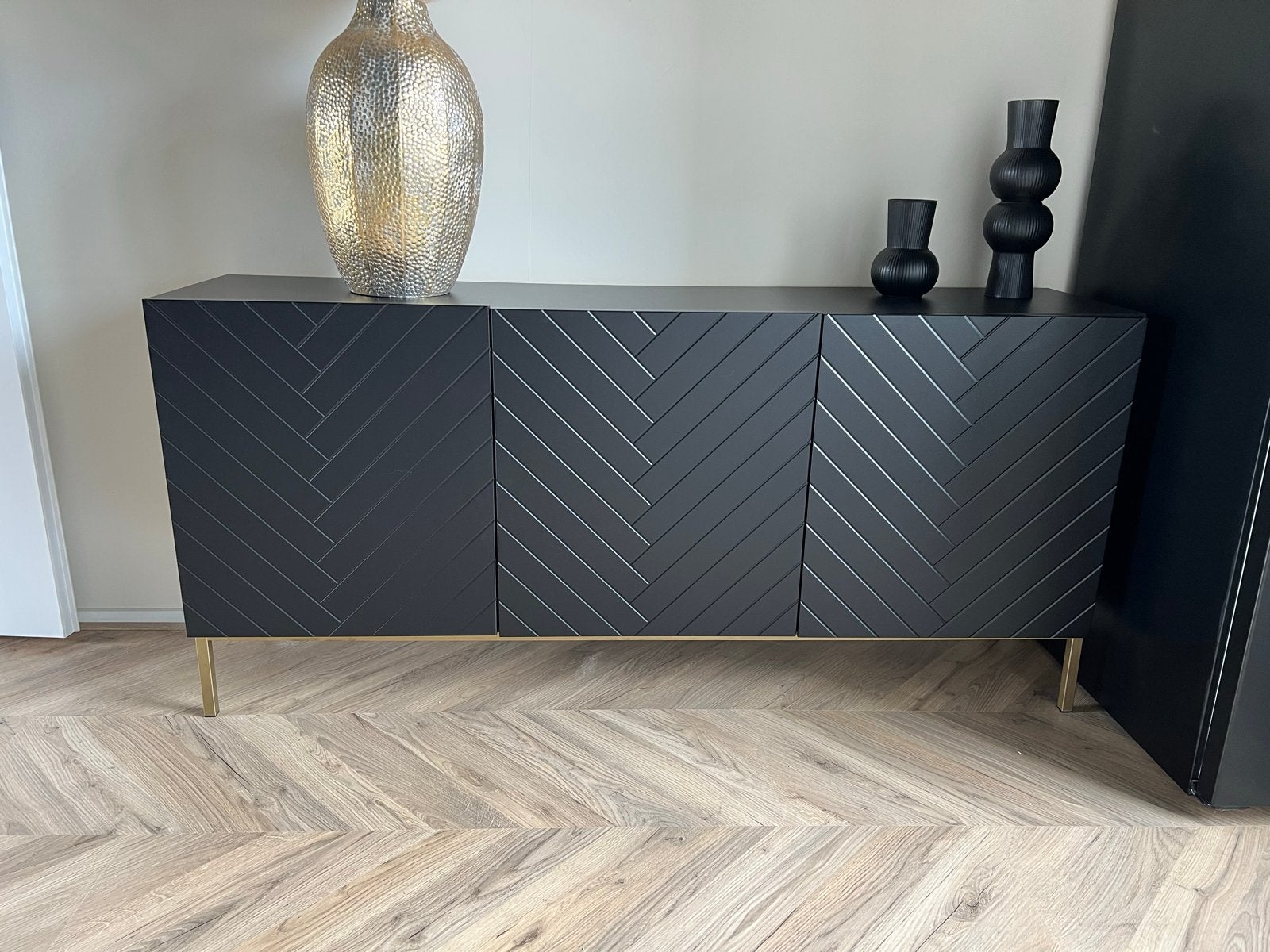 Zwart Dressoir visgraat met goudkleurig onderstel, Huis en Inrichting, Ophalen, 150 tot 200 cm, Zo goed als nieuw, 25 tot 50 cm