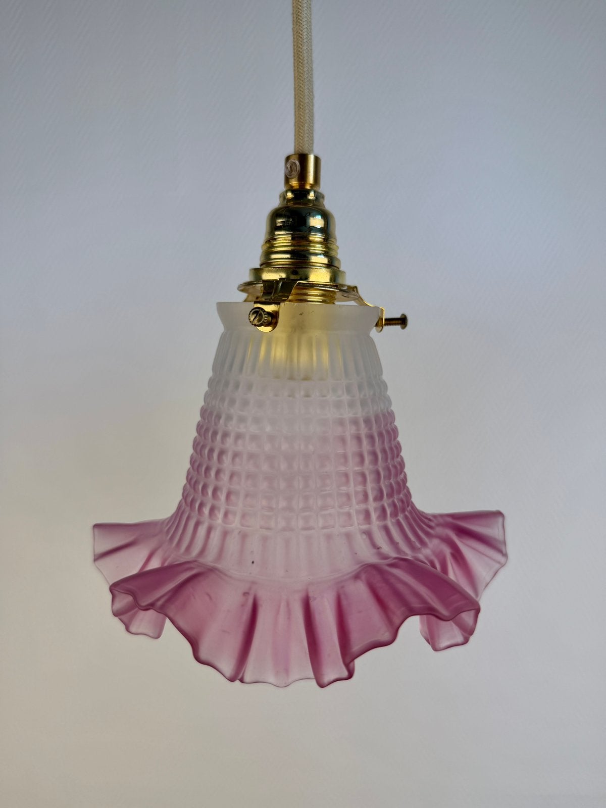 Vintage roze glazen hanglampje – nieuwe fitting en snoer, Ophalen of Verzenden, Zo goed als nieuw, Glas, Vintage Brocante Romantisch
