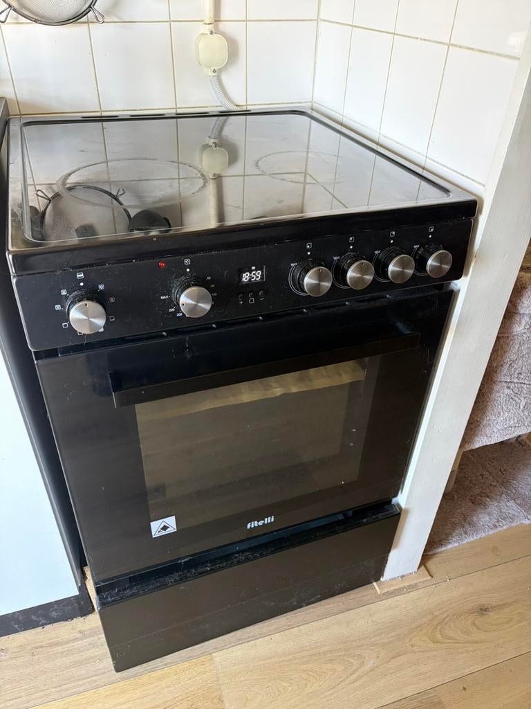 Vrijstaand zwart formuis met heteluchtoven, Witgoed en Apparatuur, Fornuizen, Gebruikt, Vrijstaand, Elektrisch, 4 kookzones, 85 tot 90 cm