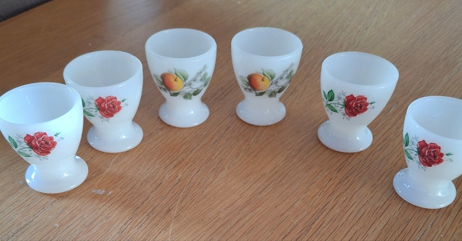 Set van 6 Arcopal melkglas eierdopjes - rozen & appels, Overige merken, Overige typen, Vintage, Ophalen of Verzenden
