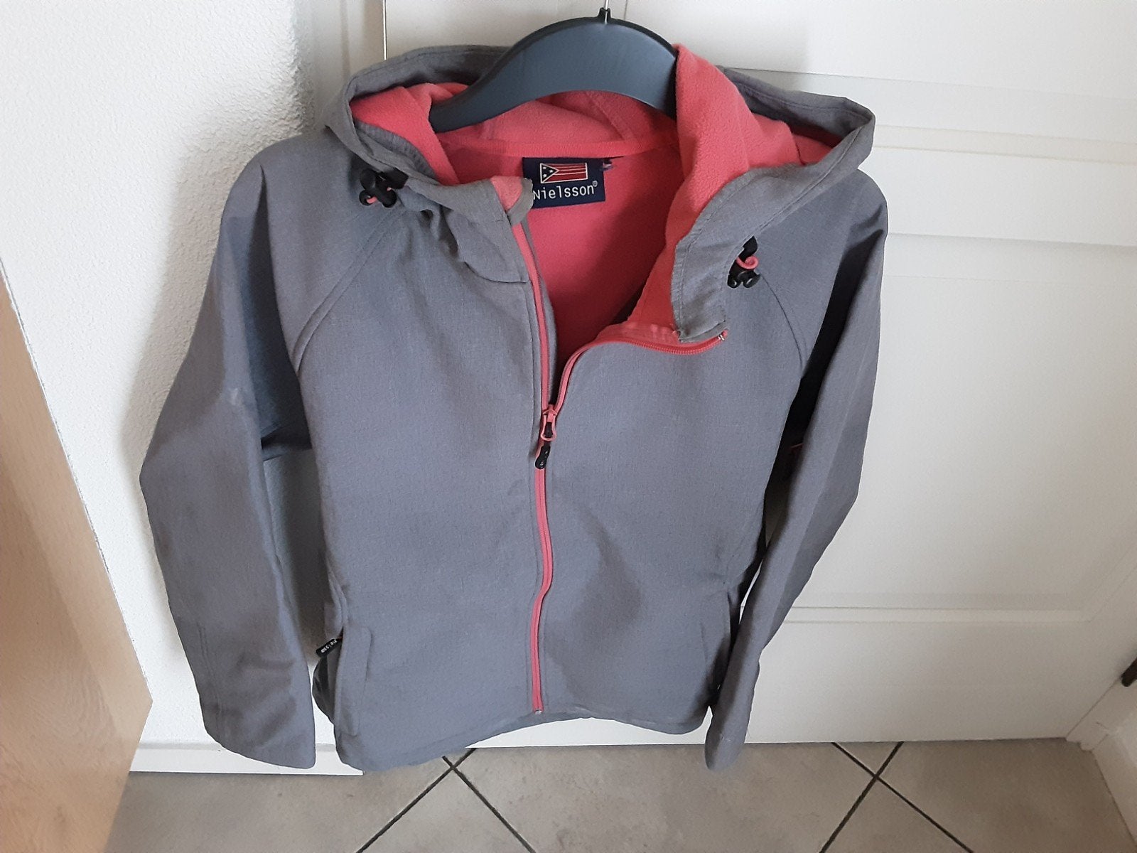 Softshell jas dames XL - Grijs met roze voering, Kleding | Dames, Jassen | Winter, Ophalen, Maat 46/48 (XL) of groter, Nielsson