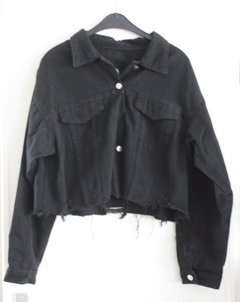 zwart spijkerjasje met witte tekst  maat xL, Kleding | Dames, Ophalen of Verzenden, Gedragen, Maat 46/48 (XL) of groter, Zwart