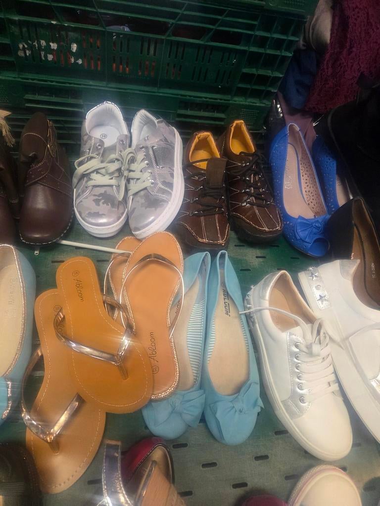 Grote partij schoenen broek en . 4 000 paar diverse modellen, Kleding | Dames, Schoenen, Het huisje, Gamze2004@live.nl, Nieuw