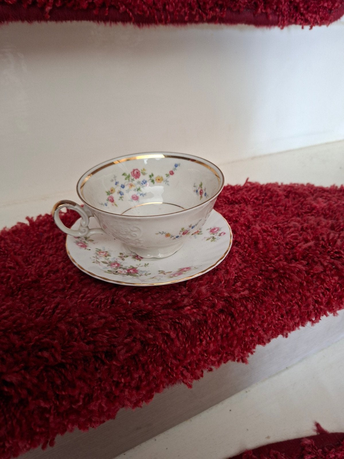 Antiek theekopje met schotel, bloemendecoratie en goudrand, Antiek en Kunst, Ophalen