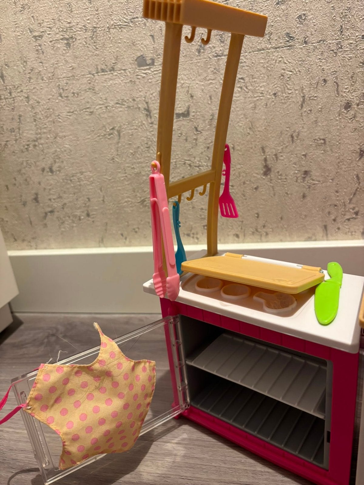 Barbie play doh speelkeuken met accessoires, Ophalen of Verzenden, Zo goed als nieuw, Kunststof, Speelkeuken