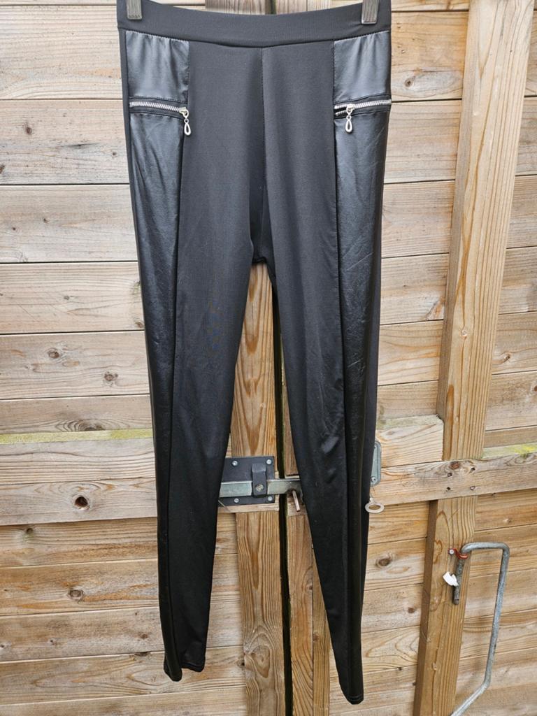 Zwarte legging met leren details en ritsen - Maat S, Kleding | Dames, Legging, Maat 36/38 (S), Zwart, Ophalen of Verzenden